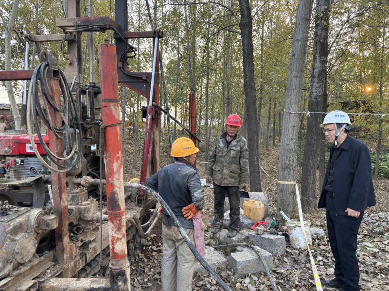 公司副總經理、技術總監李永新深入勘察現場檢查質量、安全生產工作